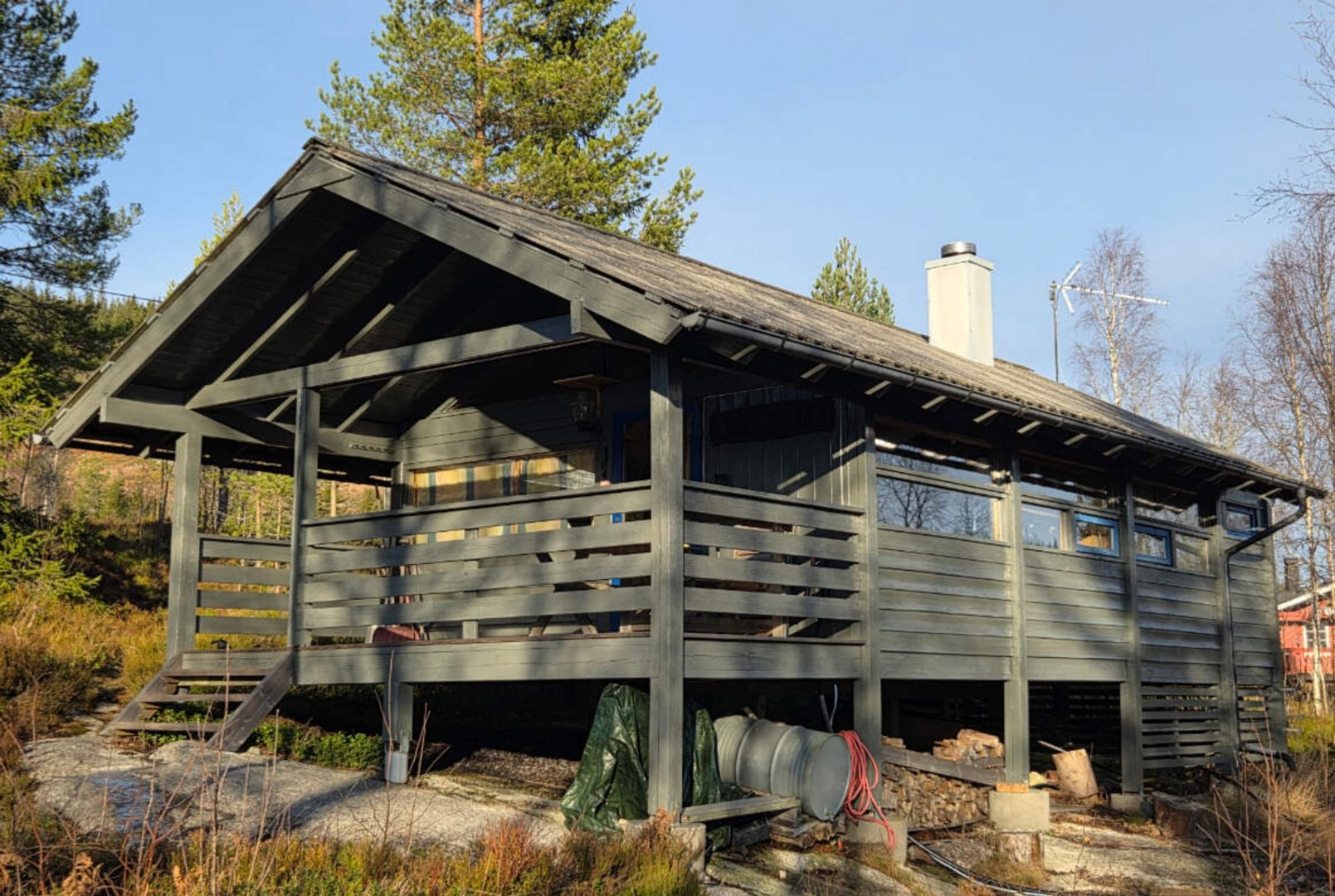 Fotografi av en ferdig eller nesten ferdig bygget hytte sett fra siden.