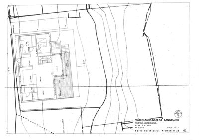 Situasjonsplan som viser bygningens plassering i forhold til tomme, vei (Våterlands gate) og terrengforhold (konturer).