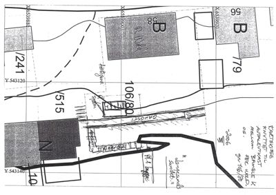 Situasjonsplan som viser eiendomsnummer, bygningstegninger, vannkloakk og grenser.
