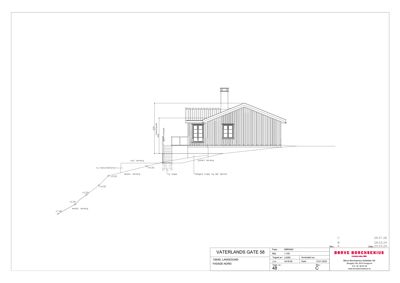 Fasadetegning (opprikk) av en hytte sett fra nord, med angitte høyder og terrengforhold.
