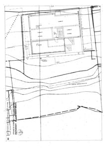 Situasjonsplan som viser bygningens plassering i forhold til naboeiendom, vei og en elv.