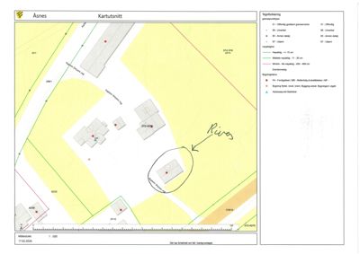 Situasjonsplan (kartutsnitt) som viser tomtens grenser, nabobebyggelse, vegsystem og bygningsplasseringer med tilhørende tegnforklaring.