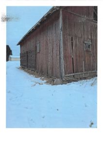 Fotografi av en gammel, rød farget trebygning (sannsynligvis en uthus eller skur) sett fra siden, med snø på bakken.