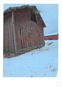 Fotografi av en rød, gammel trebygning (sannsynligvis en uthus eller skur) sett fra siden, med snø på bakken og en annen bygning i bakgrunnen.