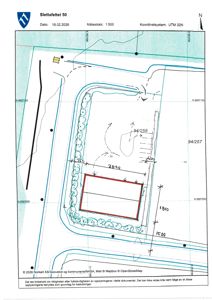 Situasjonsplan for Slettafeltet 50 som viser tomtens grenser, nabolag, veier og planlagt beplantning.