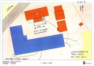 Situasjonsplan som viser tomtens beliggenhet, eksisterende og planlagt bygninger (blå og oransje felter), samt vinkling mot vei og naboarealer.
