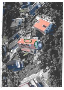 Satellittbilde (Google Maps) av et boligområde med en markert bygning.