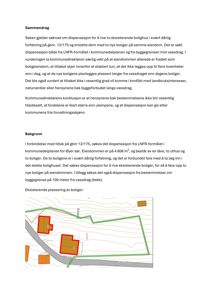 Situasjonsplan som viser eiendommen med eksisterende boliger (røde blokker), nybygg (grønn skravering), vassdrag (grønn linje) og nabogrenser.