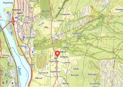 Et topografisk kart som viser terrengform, vegnett, vannmasser og bebyggelse i et område i Norge.