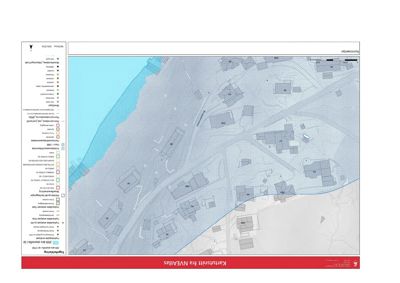 Kartutsnitt fra en byggesak som viser tomtens beliggenhet i forhold til nabolag, veier og vann. Kartet inneholder også en nøkkel (legende) som forklarer symbolene.