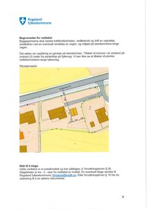 Situasjonsplan som viser eiendomsforhold, bygninger og avstand til fylkesvegen.