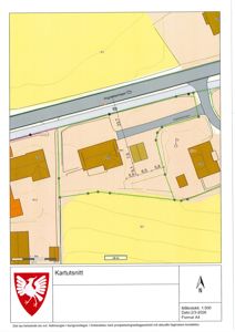 Situasjonsplan (kartutsnitt) som viser tomtens plassering i forhold til Hognestadvegen, nabotomter, og målinger av avstander og høyder.