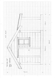 Oppriss (fasadetegning) av en liten bygning, sannsynligvis en uthus eller garasje, med mål og skriftlig notat om takvinkel.
