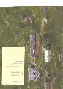 Fotografi av eksisterende hytter og tomter i et fjellområde, med håndskrevet notat om tiltak og nabovarsel.