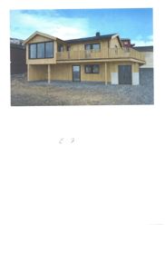 Fotografi av en ferdig eller planlagt bygning med gule fasader og et stort vindusfelt.