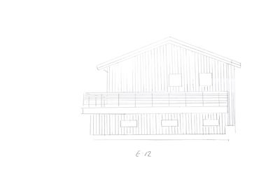 En tegning som viser fasaden (opprikk) på en bygning sett fra siden. Tegningen illustrerer takform, vinduer og fasadens utforming.