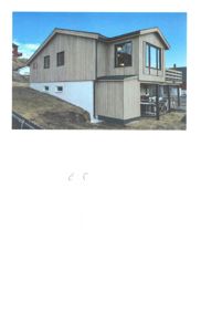 Fotografi av en eksisterende eller ferdigstilt enebolig sett fra siden.