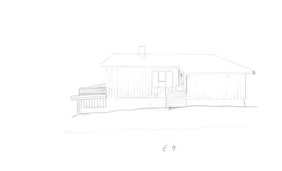 En håndtegnet fasadetegning som viser bygningens utseende fra siden, inkludert takform, vinduer og trapp.