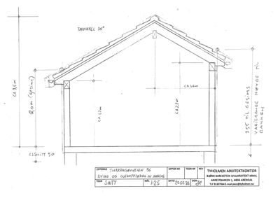 Snittegning som viser tverrsnittet av en bygning med mål på høyder, takvinkel og konstruksjonsdetaljer.