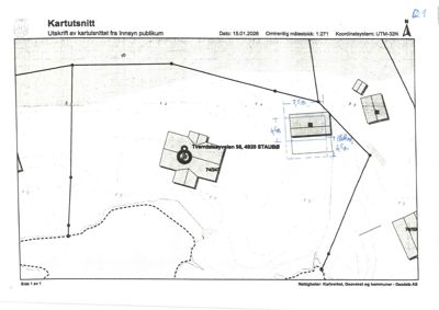 Situasjonsplan (kartutsnitt) som viser tomtens grenser, nabolag og bygningsplassering med mål.