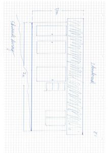 En håndtegnet fasadetegning (opprikk) av en bygning sett fra siden, med angitte mål og notasjoner om vinduer.