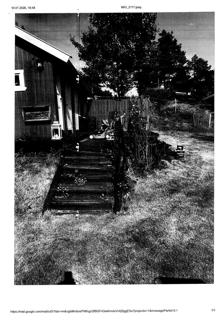 Fotografi av en bygning sett fra siden, med trapp opp til inngang og omgivelser.