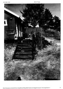 Fotografi av en bygning sett fra siden, med trapp opp til inngang og omgivelser.