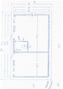 En håndtegnet etasjeplan (eller grunnplan) som viser romfordeling, veggtykkelse, vinduer og dimensjoner for en bygning.