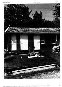 Fotografi av en liten hytte eller uthus sett fra foran, med etasjens tak og fasade synlig.