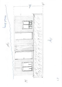 En håndtegnet fasade (opprikk) av en bygning sett fra siden. Tegningen viser vinduer, dører, taklinje og en skråning mot en 'Sjøstrand' (strand).