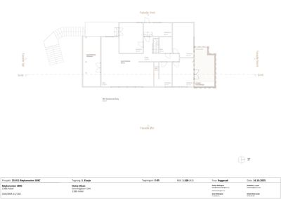 Etasjeplan (1. Etasje) med romfordeling, dører, vinduer og fasaderetning.