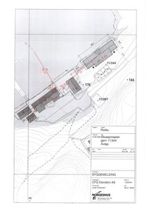 Situasjonsplan som viser tomtens topografi (konturlinjer), bygningers plassering, veiforbindelser og høydemål.