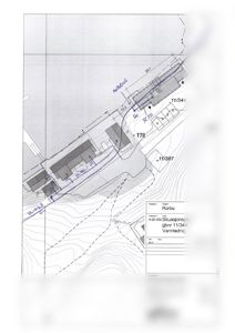 Situasjonsplan som viser tomtens topografi, vannledningsnett, og plassering av bygninger i forhold til eiendomsnummer.