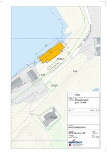 Situasjonsplan som viser bygningens plassering i forhold til vassdrag, vei (Møskenesveien) og naboeiendommer, med høydemålerlinjer og dimensjoner.
