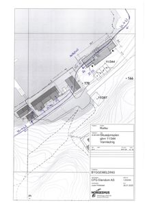 Situasjonsplan som viser tomtens topografi, vannledningsnett, og plassering av bygninger i forhold til eiendomsnummer.