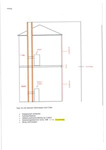 Snittegning som viser etasjehøyder, ildsted og sotluke i kjeller og 1. etasje.