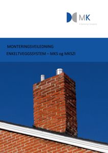 Fotografi av en teglsteinsskorstein med to røykledninger, sett mot en blå himmel. Bildet er brukt som illustrasjon på forsiden av en monteringsveiledning.