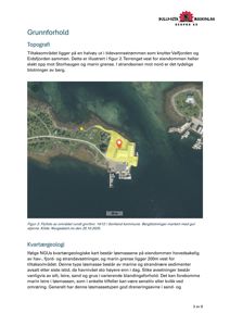 Flyfoto av et område med overlagte kartdata (topografi og kvartærgeologi) som viser terrengform, bergblotninger og hav-/strandavsætninger.