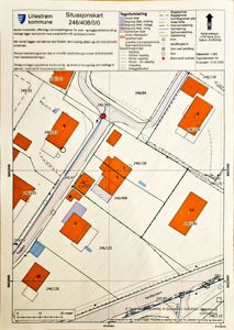 Situasjonskart som viser tomtens plassering i forhold til nabolag, vegsystem og eksisterende bygninger.