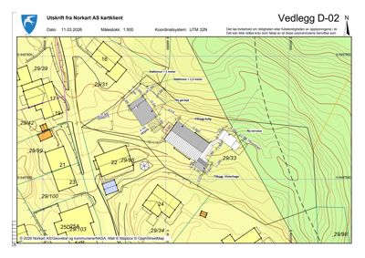 Situasjonsplan som viser tomtens form, høydeforhold (konturlinjer), nabotomter, og planlagt plassering av nye bygninger (bolig, garasje, vinterhage) samt støttemurer.