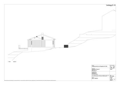 Snittegning (Snitt A) som viser bygningens tverrsnitt, høydeforhold og grunnplan i forhold til terreng.