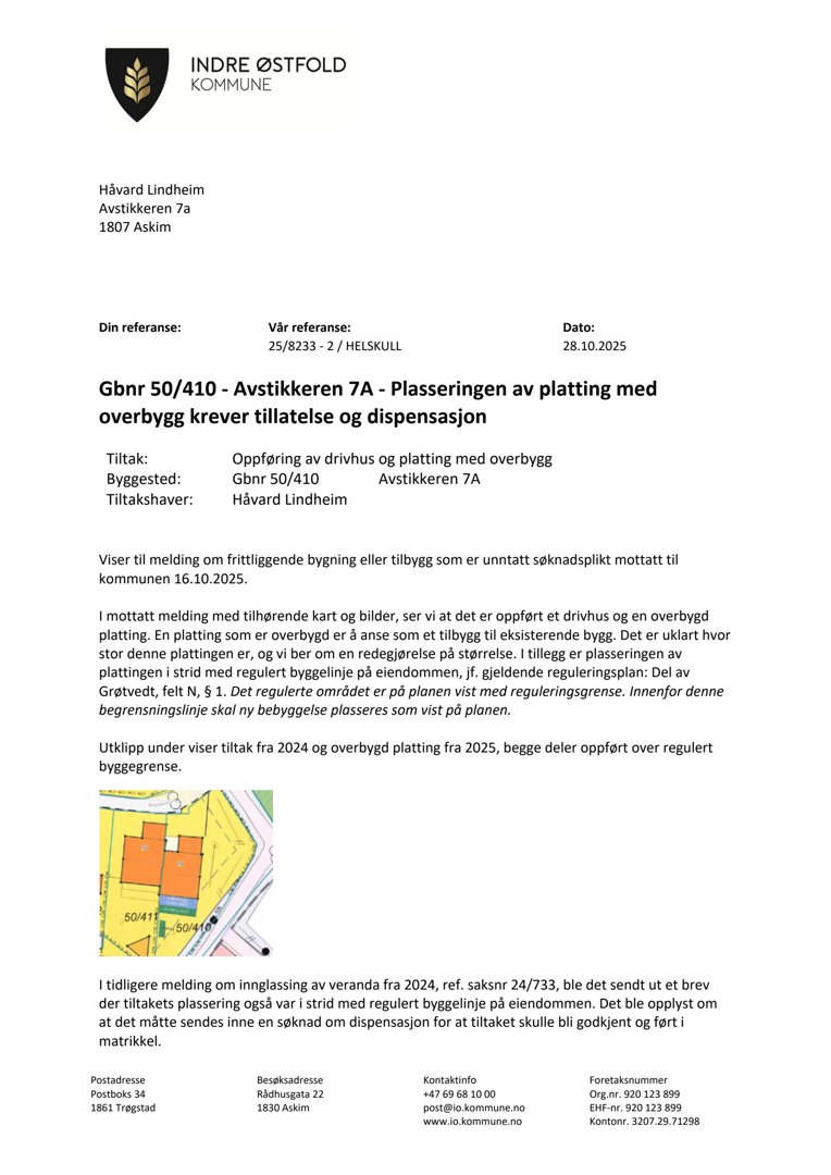 Situasjonsplan som viser tomtens form, reguleringsgrenser og plassering av eksisterende (grå) og planlagt (oransje) bebyggelse.