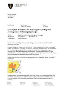 Situasjonsplan som viser tomtens form, reguleringsgrenser og plassering av eksisterende (grå) og planlagt (oransje) bebyggelse.