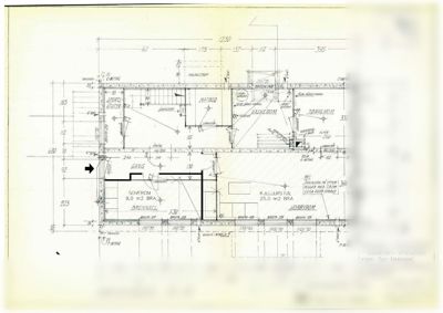 Etasjeplan (eller kjellerplan) som viser romfordeling, mål og veggposisjon for en bygning.