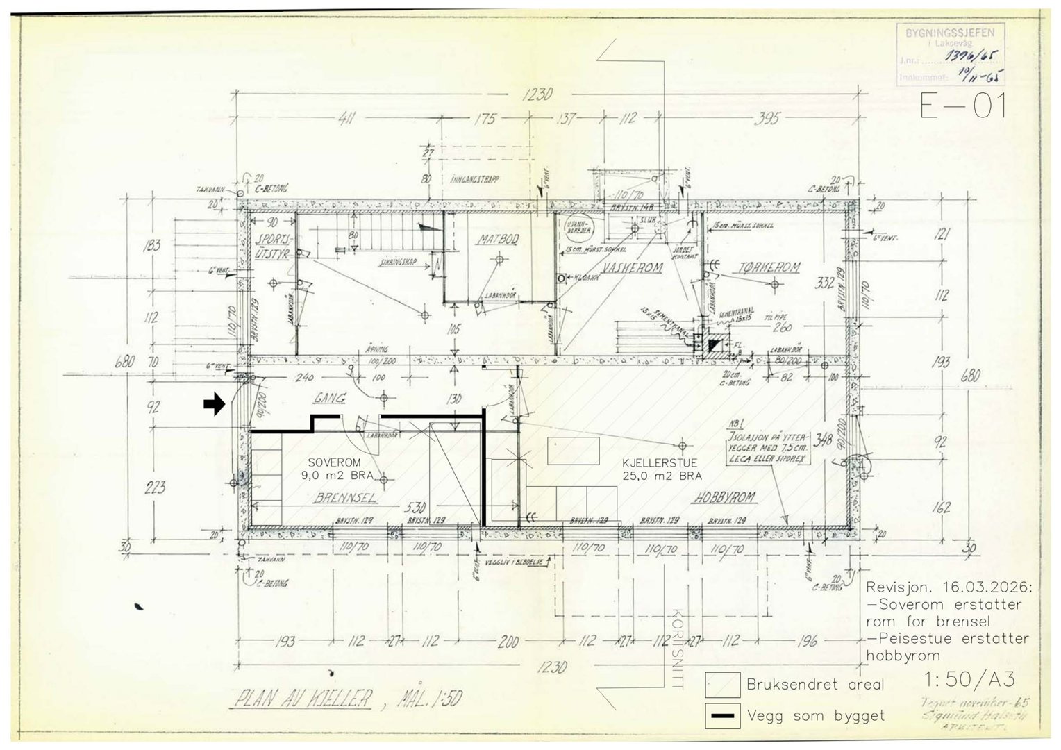 Etasjeplan (eller kjellerplan) som viser romfordeling, mål og veggposisjon for en bygning.