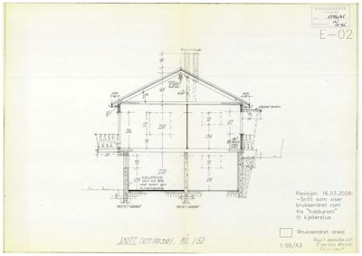 Snittegning (E-02) som viser tverrsnitt gjennom en bygning fra hobbyrom til kjellerstue, med mål og konstruksjonsdetaljer.