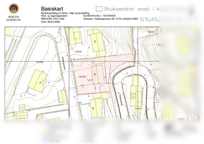 Situasjonsplan (Basiskart) som viser eiendomsgranser, bygninger, vegger, høydekurver og andre detaljer for tomta i Nedbergveien 26.