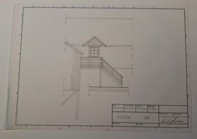 Fasadetegning som viser etasjeplan med balkong, trapp og vindusoppsett.