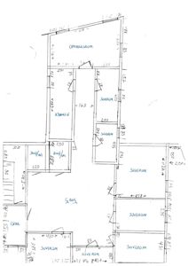 Håndtegnet etasjeplan som viser romfordeling (soverom, kjøkken, gang) og mål på en leilighet.
