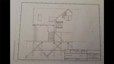 Snittegning som viser bygningens tverrsnitt, inkludert etasjer, trapp og konstruksjon.